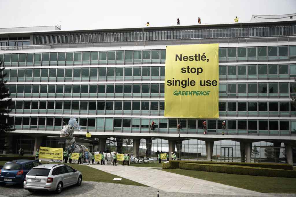 Les activistes de Greenpeace Afrique envoient un monstre en plastique à l'usine de Nestlé au Kenya
