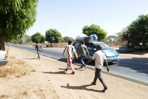 Regardez larrivée de Talla Sylla maire de Thiès à Touba Après 3 jours de longue marche 3