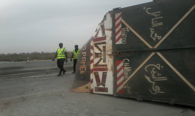 Accident: Un camion se renverse sur l’autoroute Ila Touba