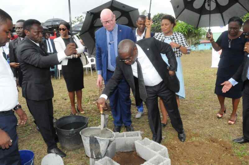 BGFIBank Guinée Equatoriale et la Fondation BGFIBank offrent une Ecole publique aux enfants du village Basile Bubi en Guinée Equatoriale