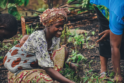 Une approche globale de la société : le rôle des femmes est essentiel pour bâtir des communautés résilientes après le Covid-19 (Par Vanessa Une approche globale de la société : le rôle des femmes est essentiel pour bâtir des communautés résilientes après le Covid-19 (Par Vanessa Moungar et Yero Baldeh)Moungar et Yero Baldeh)