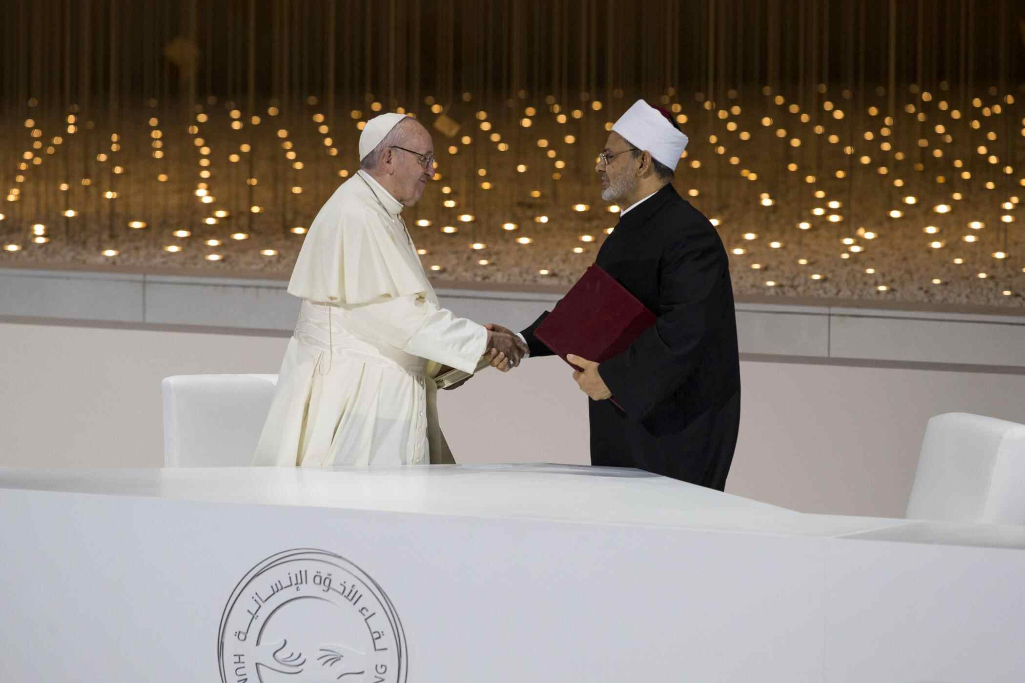 Le pape François et le grand imam d'Al Azhar signent une déclaration historique à Abu Dhabi pour promouvoir la paix et le vivre ensemble