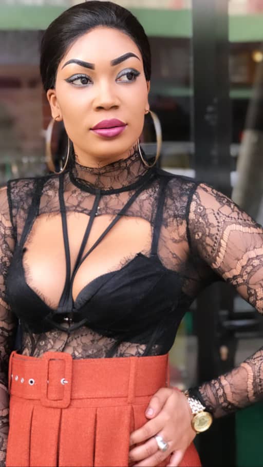 Louise “Pod et Marichou” ose une robe décolletée sans soutien… (Photos)