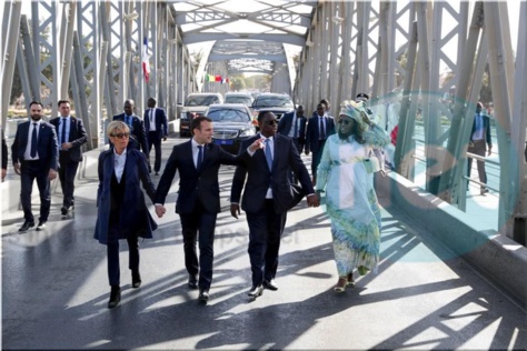 (Photos) Saint-Louis: Les couples présidentiels Macron et Sall traversent main dans la main, le pont de la vieille ville, à pieds