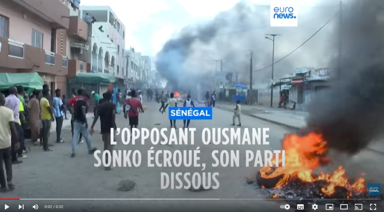 Sénégal : l’opposant Ousmane Sonko inculpé et écroué, son parti dissous