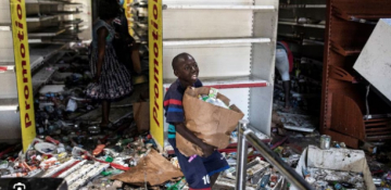 Sénégal- Top Banner Top BannerSociete Mbour : Pillages de plusieurs magasins, vitrines cassées, Auchan se barricade