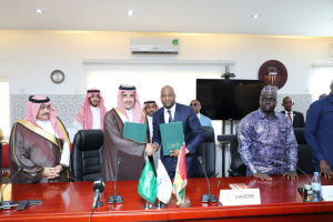Le Président de la République de Guinée reçoit le Président-Directeur Général (PDG) du Fonds Saoudien pour discuter des projets de développement